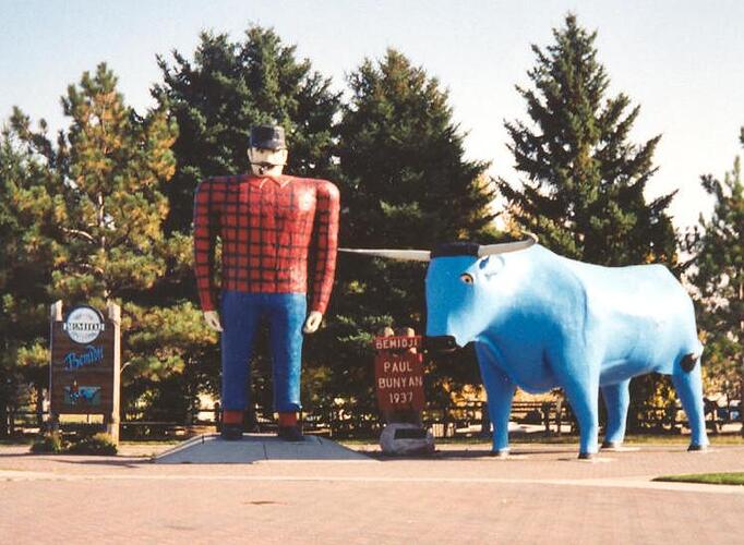 Paul_Bunyan_and_Babe_statues_Bemidji_Minnesota_crop